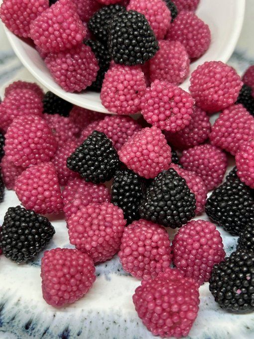 Berries Haribo bonbons fruits rouges type mûre et framboise avec enrobage croquant et cœur gélifié t