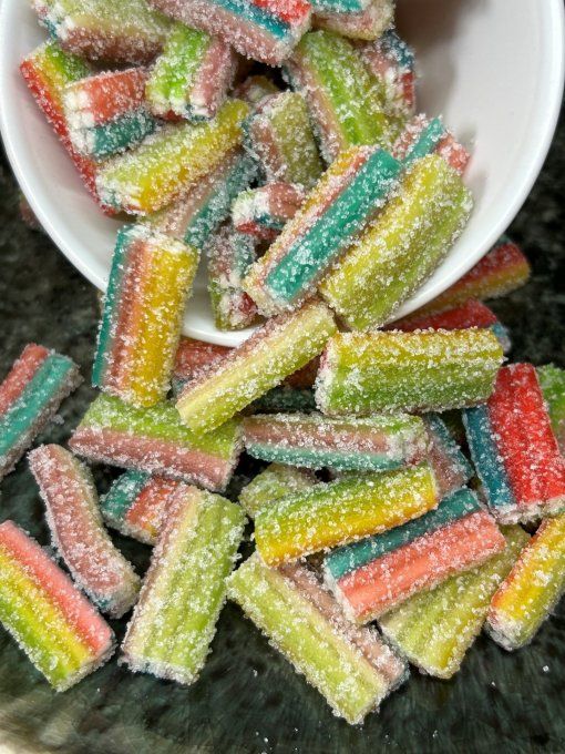 brique multicolore acidulée bonbon fruité citrique cœur crémeux confiserie gourmande