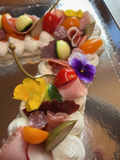 Number cake salé charcuterie traiteur avec jambon Serrano saucisson et fromage pour anniversaire ou 