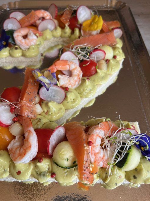 Number cake salé poisson traiteur avec saumon crevettes et Saint Jacques pour apéritif ou événement