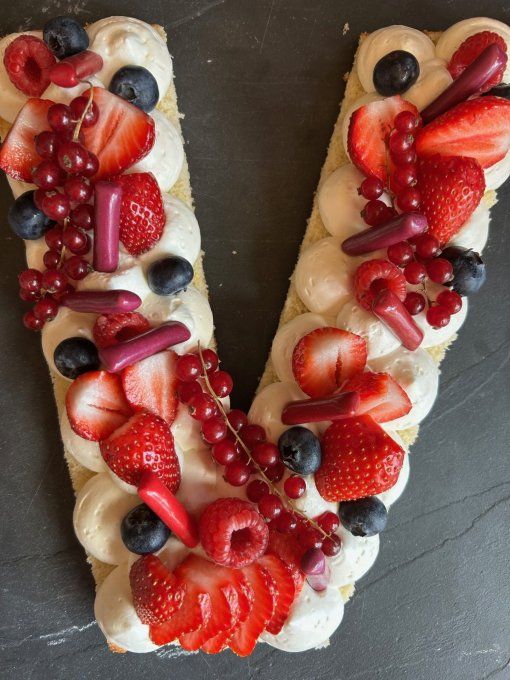 Number ou Letter Cake artisanal aux fruits rouges avec bonbons Hitschies fruits rouges et ganache mo