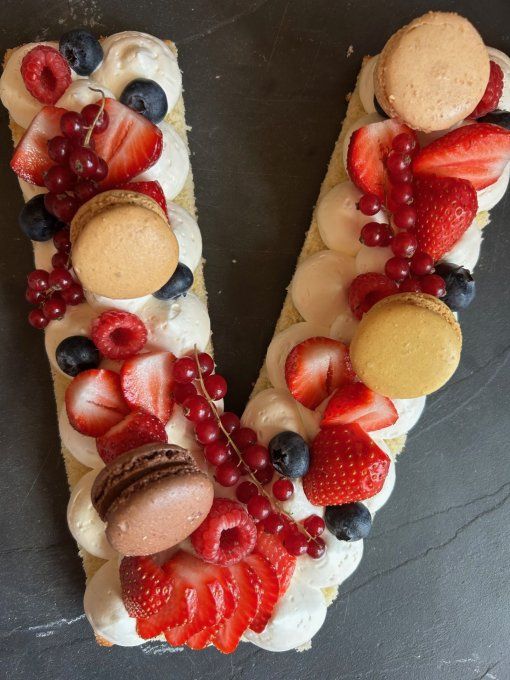 Number ou Letter Cake artisanal aux fruits rouges avec macarons et fruits frais