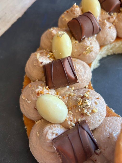 Number ou Letter Cake Kinder artisanal avec ganache montée Kinder et sauce noisette