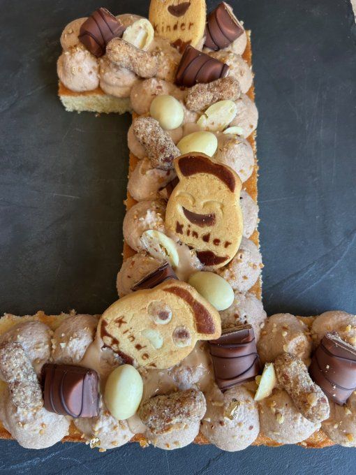 Number Cake Kinder avec option cacahuètes feuilletées et décoration chocolatée