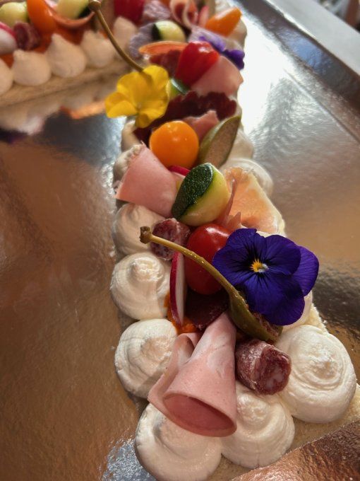 Number cake salé charcuterie traiteur avec jambon Serrano saucisson et fromage pour anniversaire ou 