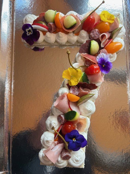Number cake salé charcuterie traiteur avec jambon Serrano saucisson et fromage pour anniversaire ou 