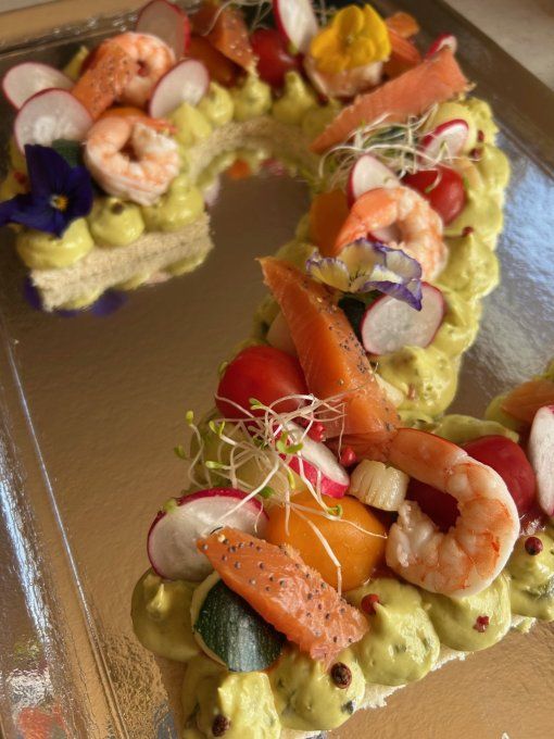 Number cake salé poisson traiteur avec saumon crevettes et Saint Jacques pour apéritif ou événement