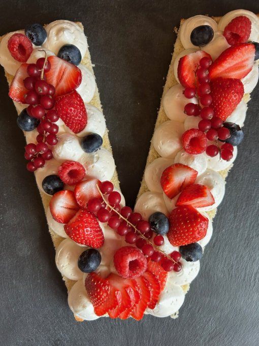 Number ou Letter Cake fruits rouges artisanal avec fraises framboises myrtilles et ganache montée ch