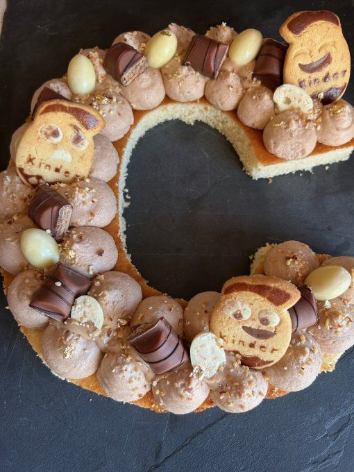 Number Cake Kinder artisanal avec ganache montée Kinder et sauce noisette