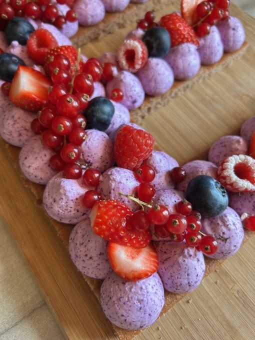 Number Cake ubé fruits rouges avec macarons et ganache montée chocolat blanc à la poudre d'Ubé