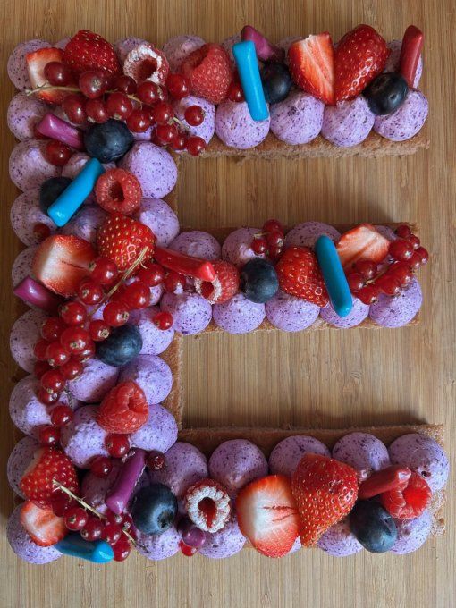 Number Cake ubé chocolat avec bonbons Hitschies fruits rouges et fruits frais