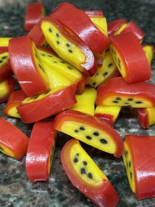 Tranche fruit de la passion bonbon exotique à éplucher pour candy bar anniversaire